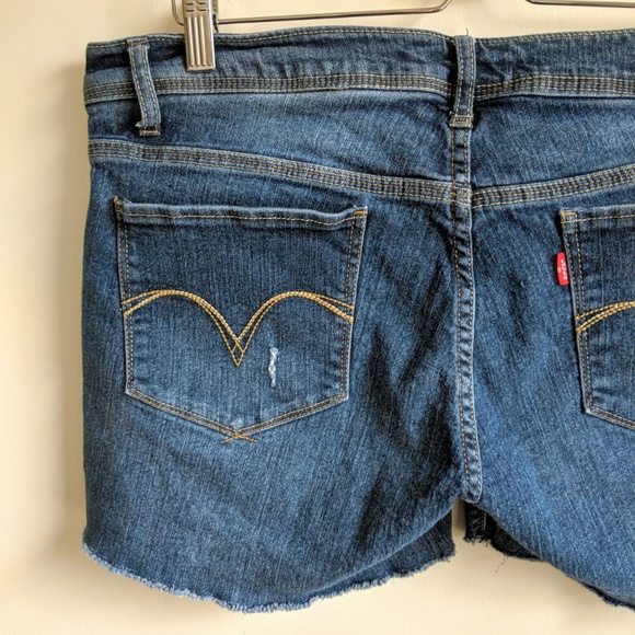 [Levi's] Dark Wash Distressed Raw Hem Midi Short - Picture 6 of 8